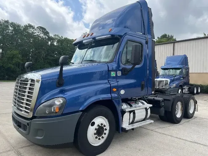 2017 Freightliner X12564ST