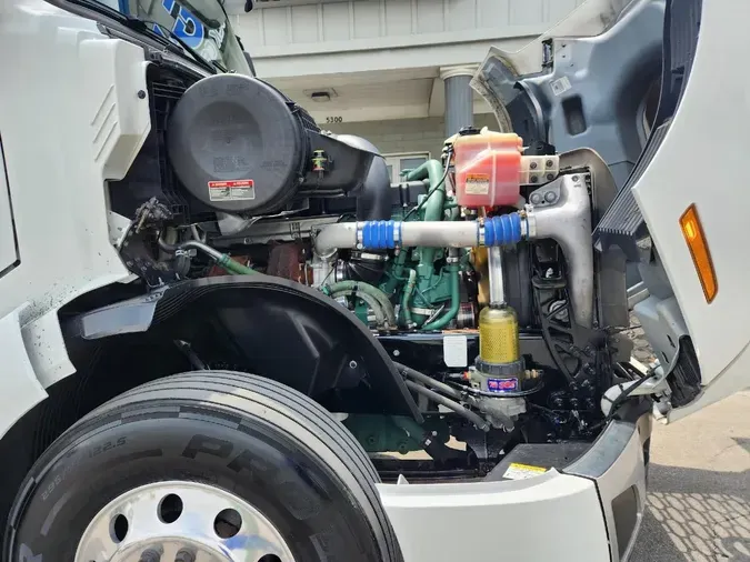 2023 VOLVO VNL64T860