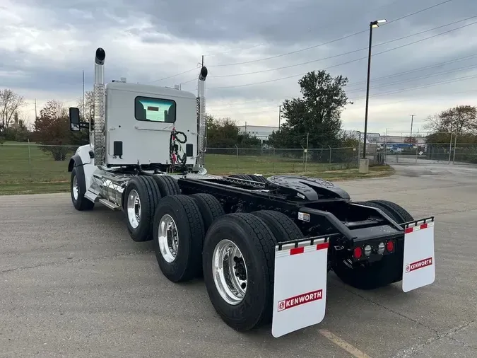 2025 Kenworth T880