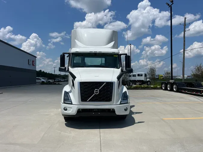 2025 VOLVO VNR64T300