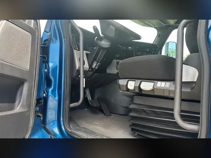 2019 FREIGHTLINER CA126