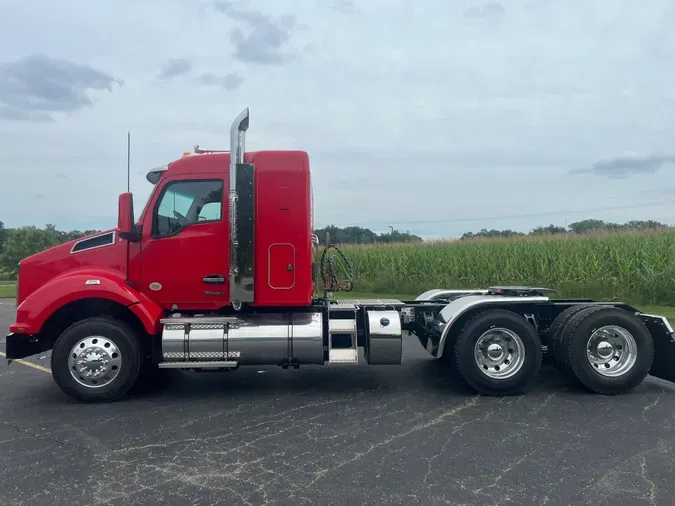 2025 Kenworth T880