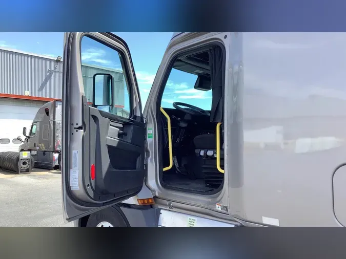 2025 Freightliner Cascadia 126