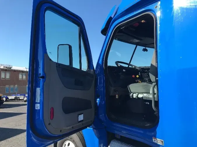 2018 FREIGHTLINER X12564ST
