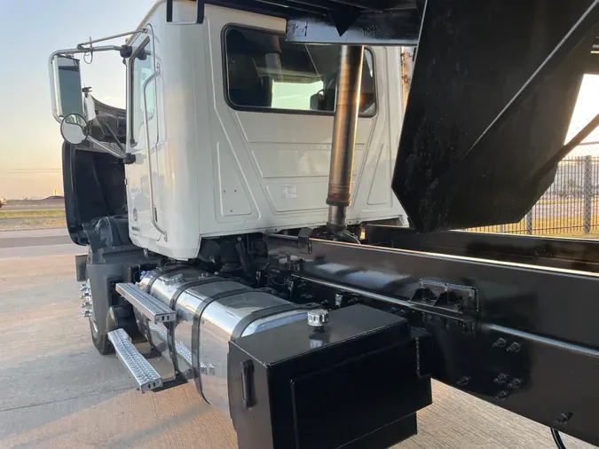 2019 MACK GR64F