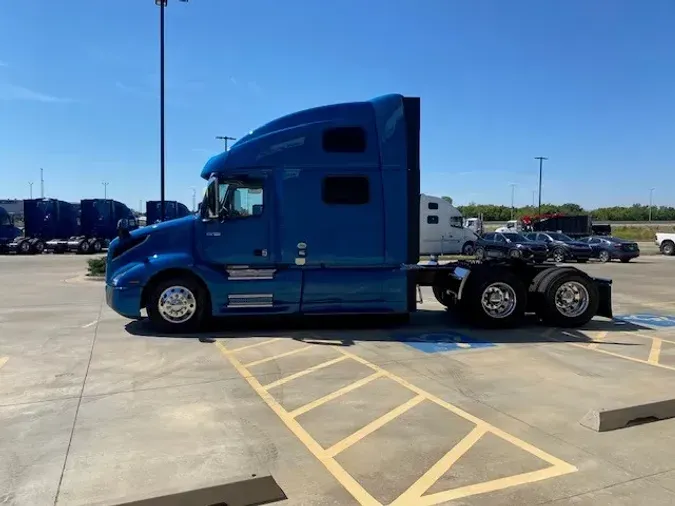 2025 VOLVO VNL64T860