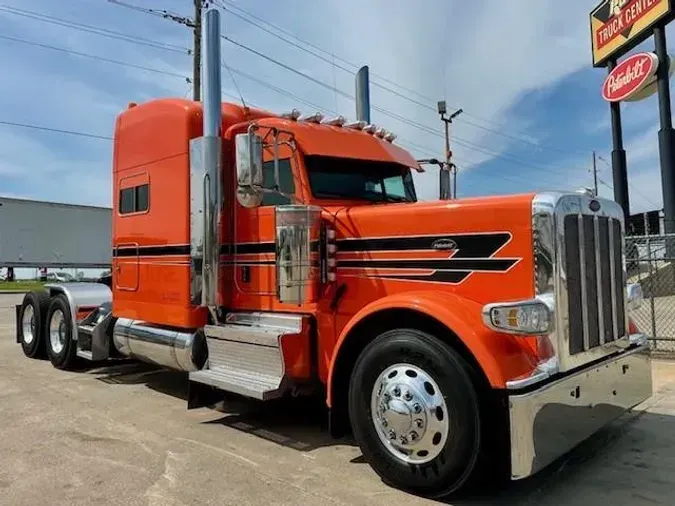 2023 Peterbilt 389