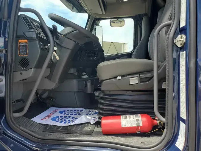 2023 VOLVO VNL64T740