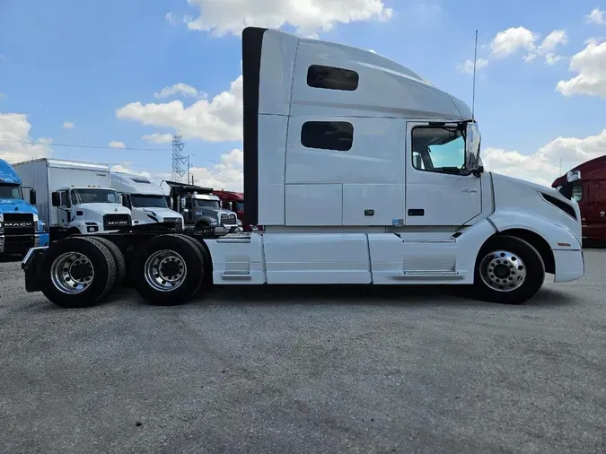 2020 VOLVO VNL64T760