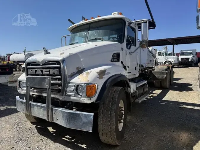 2005 MACK GRANITE CV713
