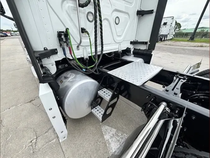 2023 Freightliner Cascadia 126
