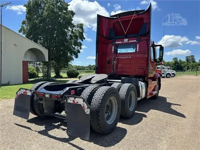 2020 VOLVO VNR64T300