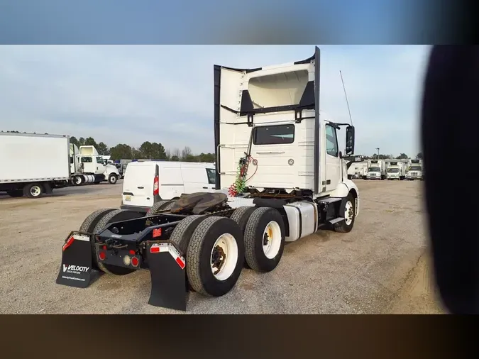 2020 VOLVO VNL64T-300