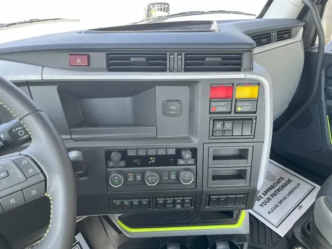 2026 VOLVO VNL64T300