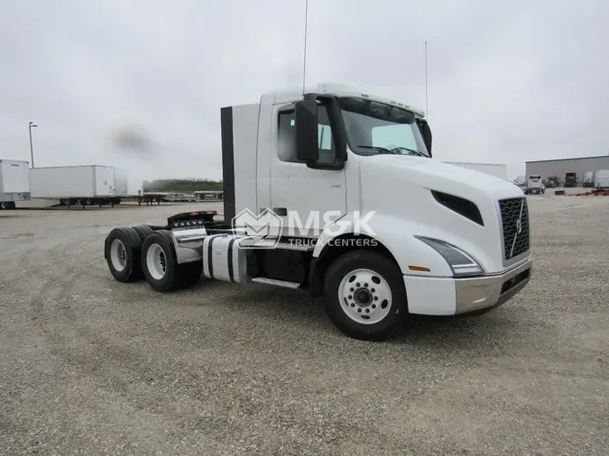 2025 VOLVO VNR64T300