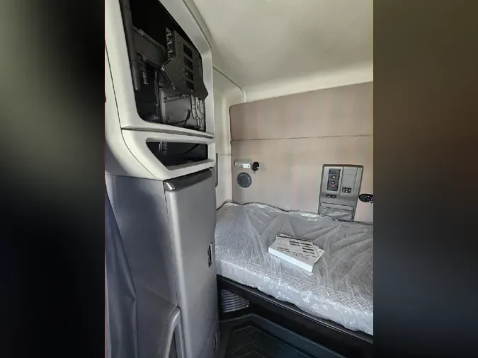2022 VOLVO VNL64T740