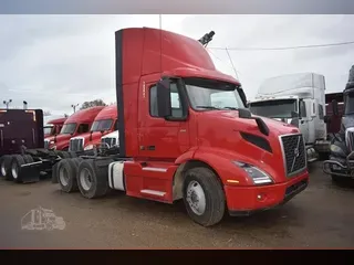 2020 VOLVO VNR64T300