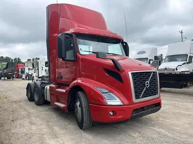 2021 VOLVO VNR64T300