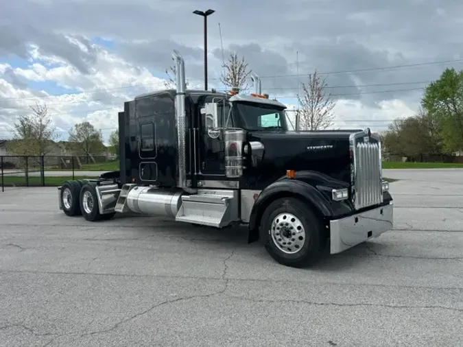 2025 Kenworth W900