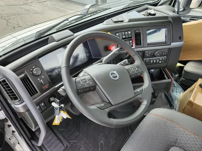 2025 VOLVO VNR64T300
