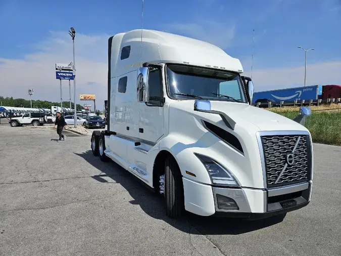 2021 VOLVO VNL64T760