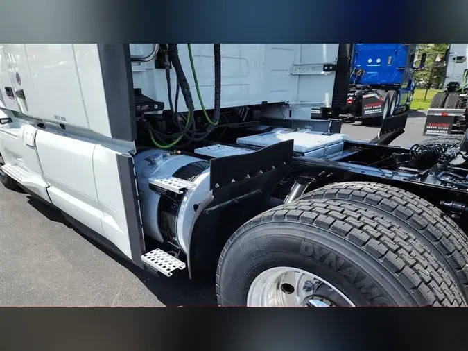 2022 VOLVO VNL760