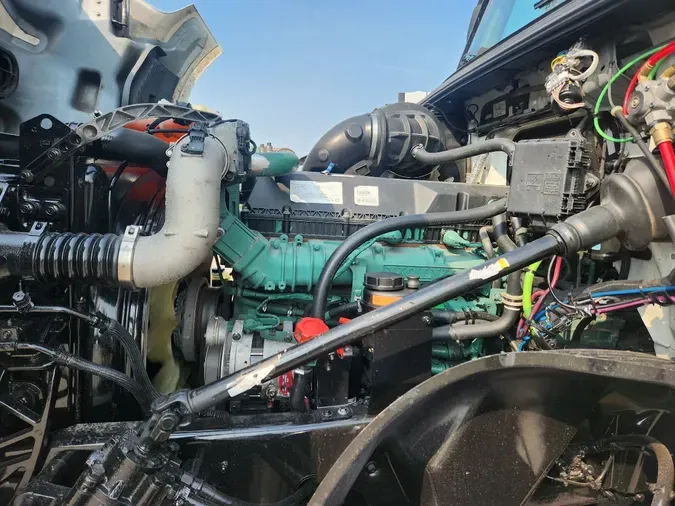 2020 VOLVO VNL64T760