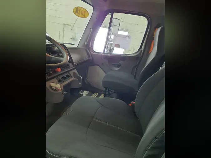 2022 FREIGHTLINER/MERCEDES M2 106