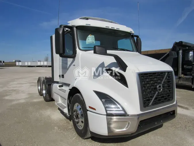 2025 VOLVO VNR64T300