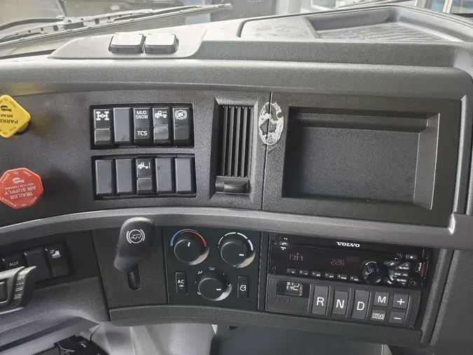 2021 VOLVO VNL64T760