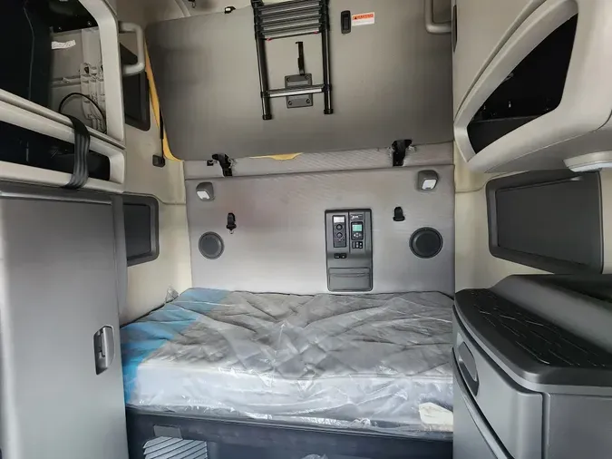 2020 VOLVO VNL64T760