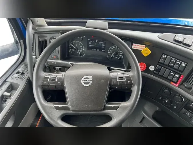 2021 VOLVO VNL760