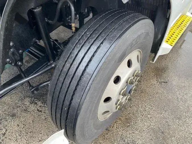 2023 Volvo VNR64T400