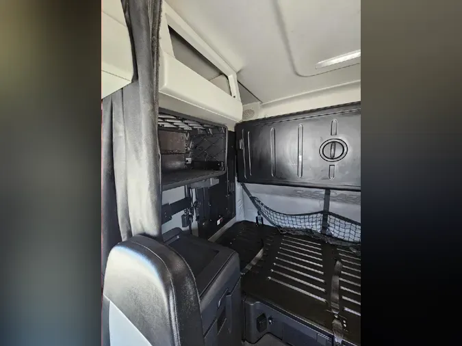 2021 FREIGHTLINER Cascadia 126