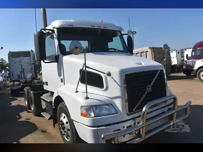2014 VOLVO VNM64T200