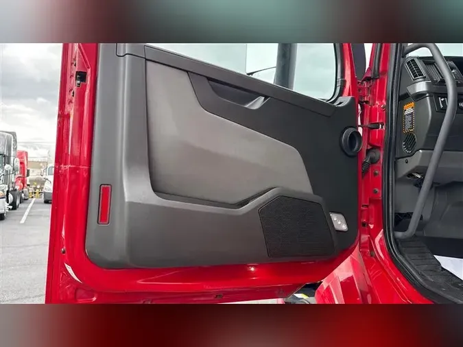 2021 VOLVO VNL760