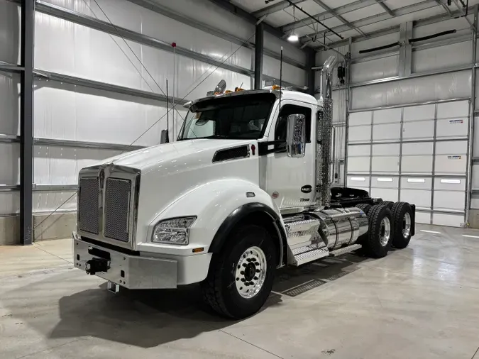 2027 Kenworth T880