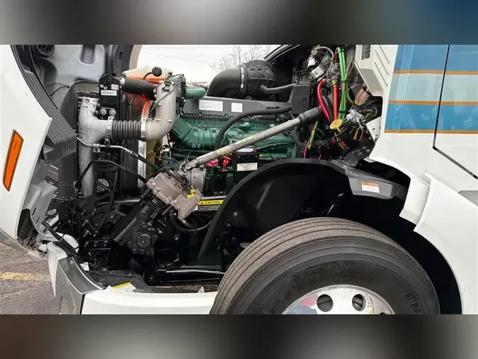 2022 VOLVO VNL64T860