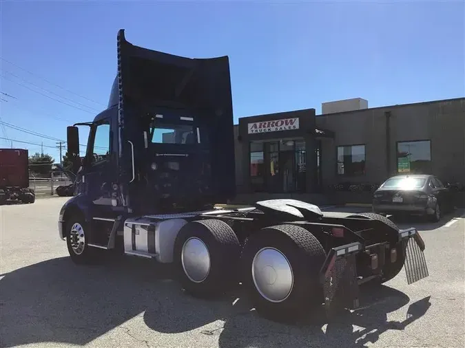 2020 VOLVO VNR300