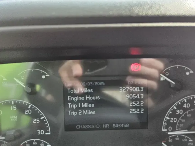 2024 VOLVO VNL64T760