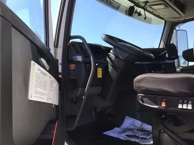 2020 VOLVO VNR300