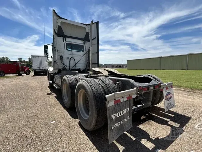 2017 VOLVO VNL64T300