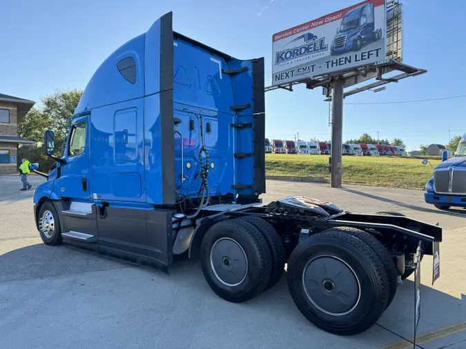 2021 FREIGHTLINER Cascadia 126