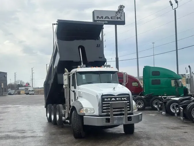 2015 MACK GU813