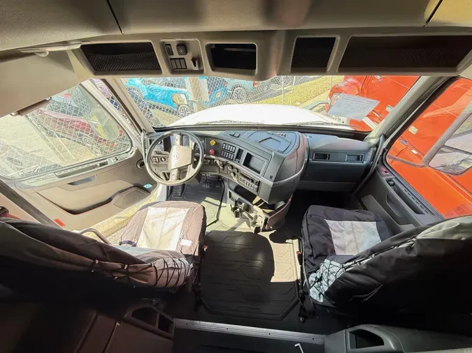 2019 VOLVO VNL64T760