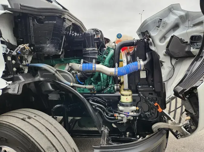 2025 VOLVO VNL64T860