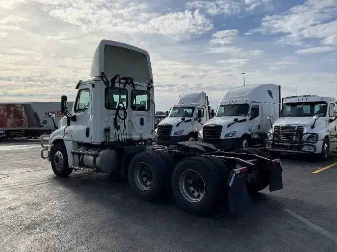 2017 Freightliner X12564ST