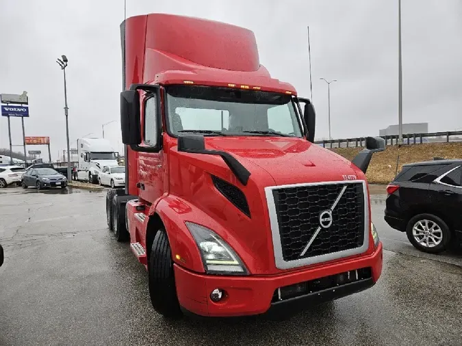 2022 VOLVO VNR64T300
