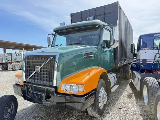 2003 VOLVO VHD104B200