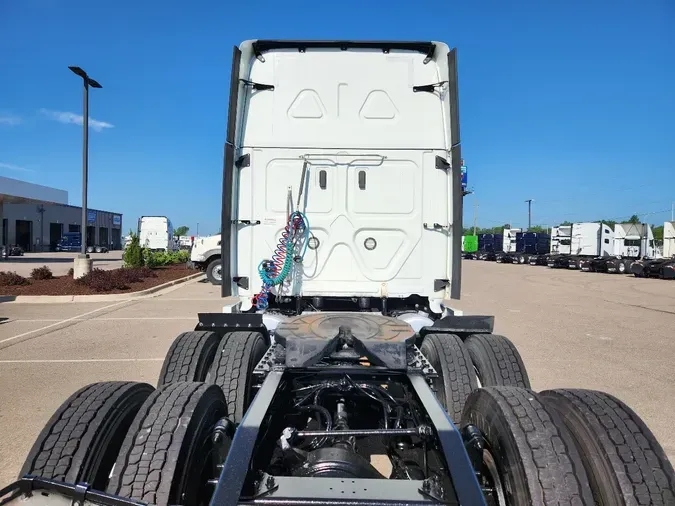2020 FREIGHTLINER Cascadia 126